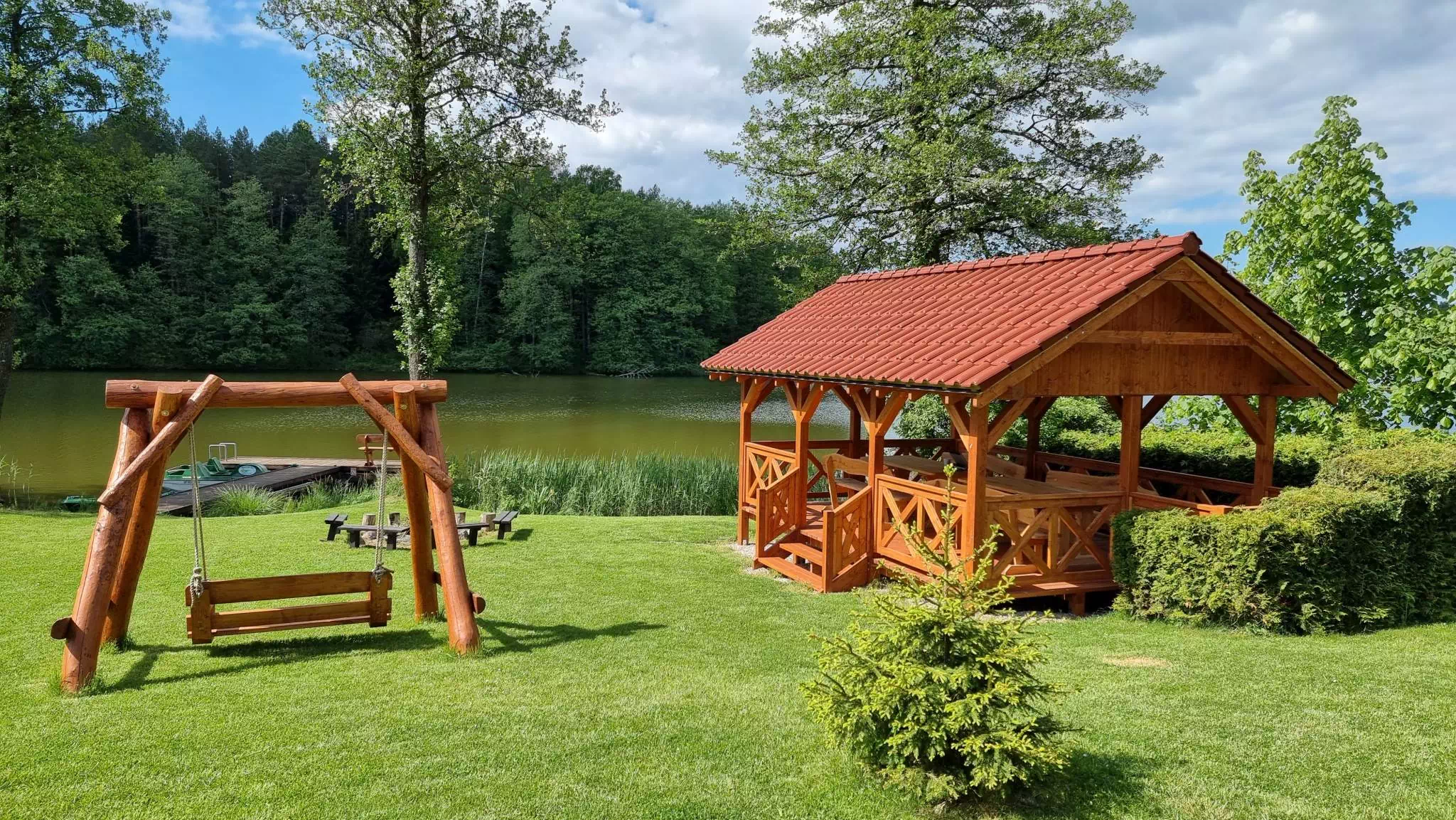Aptvertoje teritorijoje svečiai gali naudotis sodu ir privačia zona prie vandens
